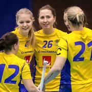 Sveriges Emelie Wibron jublar med lagkamrater under matchen.