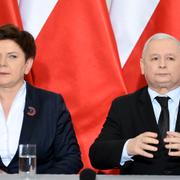 Premiärminister Beata Szydlo (L) och PIS-partiledare Jaroslaw Kacxynski.