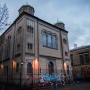 Synagogan i Göteborg kärleksbombades med blommor och hjärtan efter lördagskvällens attack.