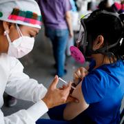 En kvinna i Tegucigalpa i Honduras får vaccin mot covid-19. 