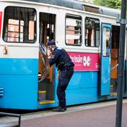 Polis vid spårvagnen där skottlossningen inträffade