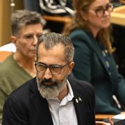 Alireza Akhondi (C) under en interpellationsdebatt i riksdagen.
