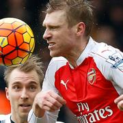 Tottenhams Christian Eriksen i duell med Arsenals Per Mertesacker.