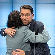 Liberalernas partiledare Simona Mohamsson och Sverigedemokraternas Jimmie Åkesson kramas vid en pressträff den 13 mars 2026.