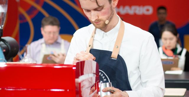 När Adrian Berg inte deltar i kaffemästerskap driver han kafferosteriet KAFFI. 