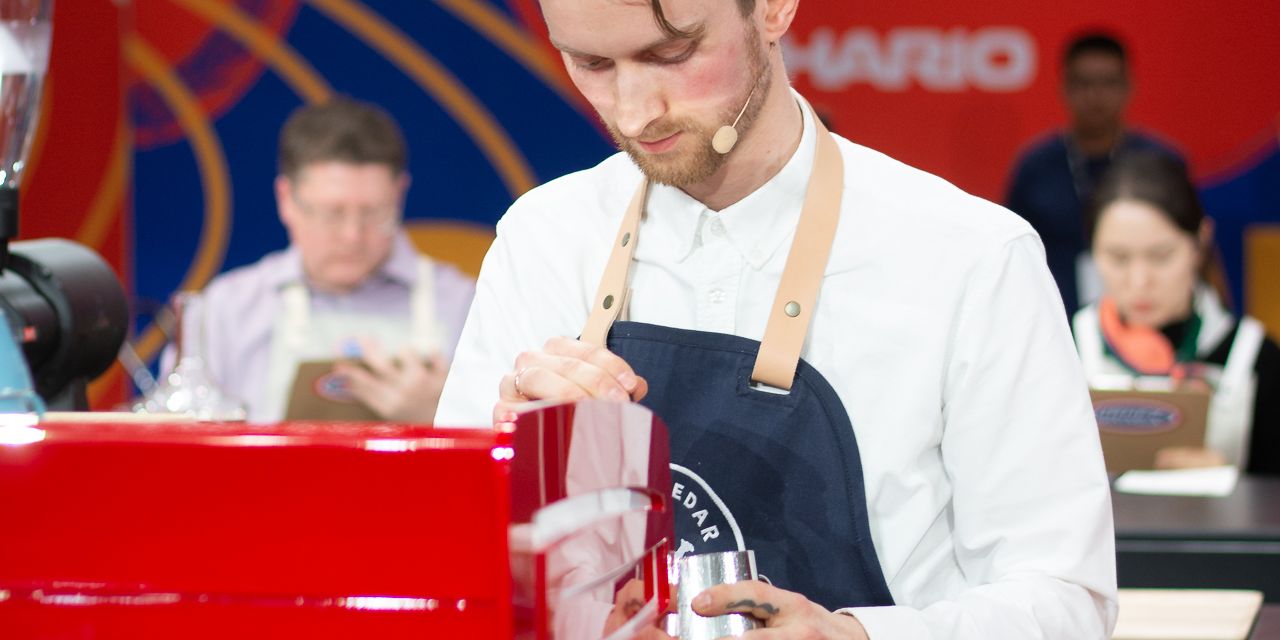 När Adrian Berg inte deltar i kaffemästerskap driver han kafferosteriet KAFFI.