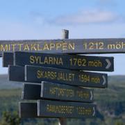 En vägvisare visar vägen till olika fjäll i Härjedalen. Att lägga ned tåg till regionen kommer att få ödesdigra konsekvenser för turismen och tillväxten, enligt flera debattörer. 