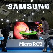 Besökare vid Samsung-monter i Seoul. Arkivbild.