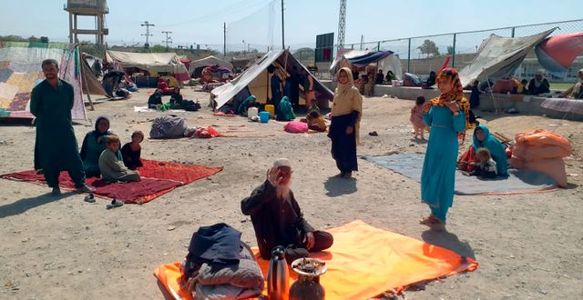 Afghaner som har tagit sig till utkanten av Chaman, en gränsstad som ligger i Pakistan. Jafar Khan / TT NYHETSBYRÅN