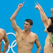 Nathan Adrian och Michael Phelps firar guldet.