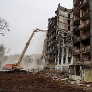 Förstörda byggnader rivs i ockuperade i Ukraina, 2022.