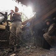 Ukrainska soldater laddar en mortar. 27 maj.