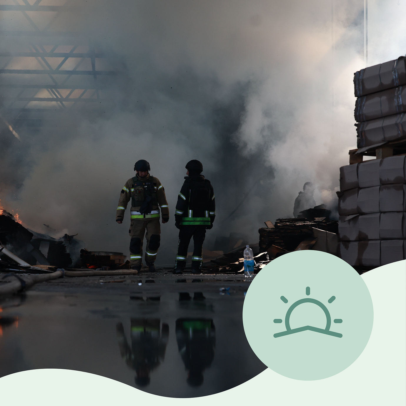 Brandmän som släcker en brand i Zaporizjzja.