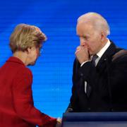 Arkivbild: Elizabeth Warren och Joe Biden i samspråk vid debatten i New Hampshire. Till höger: Bernie Sanders. 