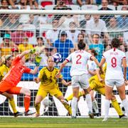 Nilla Fischer räddar bollen på mållinjen i slutminuterna.