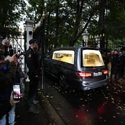 Kung Harald flyttades till det kungliga slottet.