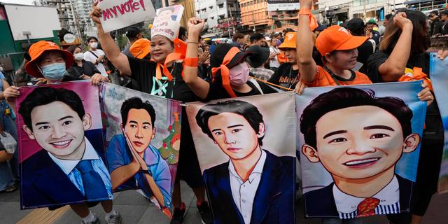 Supportrar av Kao Klai-partiet håller uppe porträtt av partoledaren Pita Limjaroenrat under en protest i Bangkok.  Sakchai Lalit / AP