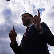 JD Vance talar med reportrar på Joint Base Andrews.