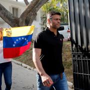 Den venezuelanska oppositionsledaren Leopoldo López och hans fru på väg för att göra et medieframträdande på Spaniens ambassad. 