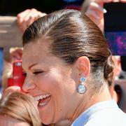 Kronprinsessan Victoria tar emot gratulationer från allmänheten på Solliden. 