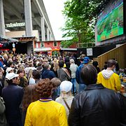 Fotbolls-supportrar på plats för att se Sveriges premiärmatch i fotbolls-VM mot Tunisien på nattklubben Trädgården.