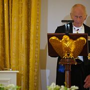 Kung Charles med skeppsklockan som överlämnades till Trump.