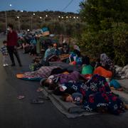 Människor sover längs Lesbos gator efter veckans bränder.