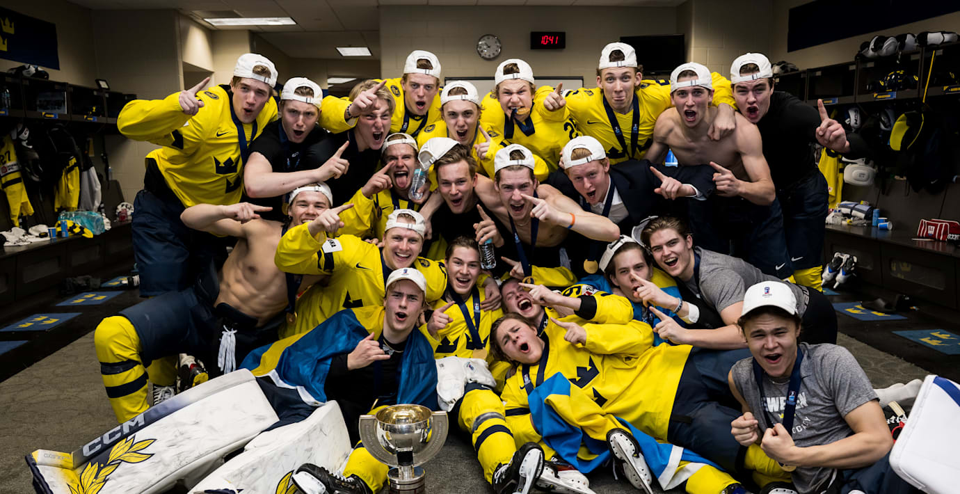 Sverige jublar i omklädningsrummet.