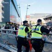 Poliser utanför Friends arena i Solna. 