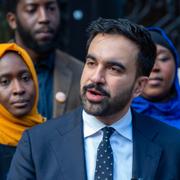 Zohran Mamdani talar vid ett muslimskt center.