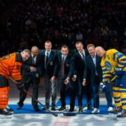 Daniel Sedin, Henrik Sedin och Daniel Alfredsson släpper en ceremoniell puck.