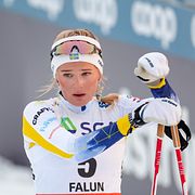 Sveriges Frida Karlsson efter att ha gått i mål på en tredje plats i damernas skiathlon 20 km under världscupen i längdskidåkning i Falun.
