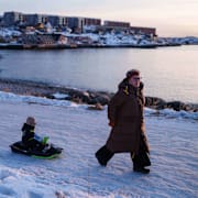 Människor i Grönlands huvudstad Nuuk. 