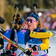 Elvira Öberg och Hanna Öberg omfamnar varandra efter målgången.