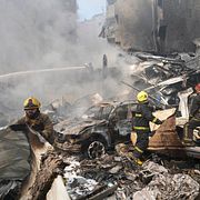 Räddningstjänst på plats vid en raserad byggnad i Beirut på onsdagen.