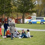 Polis på plats i Ekonomikumparken i Uppsala under valborg. 