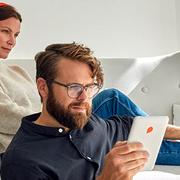 Teknologin i Storytel Reader ger en papperslik känsla som är skonsammare för ögonen, jämfört med när du läser på surfplattan eller mobilen.