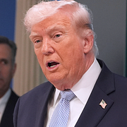 Ett skepp i sunden tidigare i mars, Donald Trump till höger.