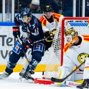 Linköpings Broc Little och Brynäs Victor Söderström under matchen. 