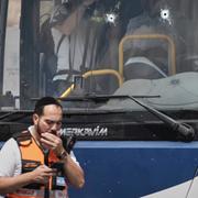 Israelisk polis på plats efter attacken i Jerusalem.