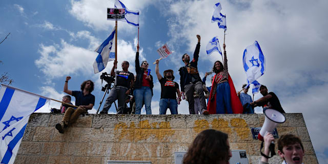 Protester mot reformen. Ariel Schalit / AP