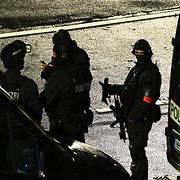 Polis på Hamburgs flygplats i natt. 