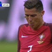 Cristiano Ronaldo får påhälsning av en mal.