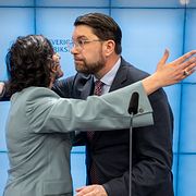 Liberalernas partiledare Simona Mohamsson (L) och Sverigedemokraternas Jimmie Åkesson (SD) i en mycket omtalad omfamning i samband med L:s besked att de öppnar för att sitta i en regering där SD har ministerposter.
