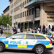 Polis på plats utanför skolan. 