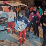 En ambulans med skadade palestinier efter nattens attacker i Gaza.