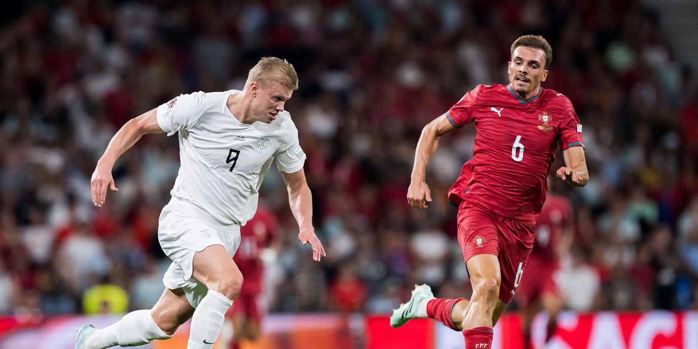 Erling Braut Haaland och Joao Palhinha under matchen. 