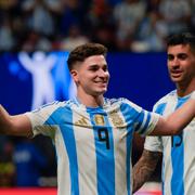 Argentinas spelare Julián Álvarez till vänster. 