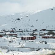 Hus med hotell och boende vid Riksgränsen på svenska sidan. 