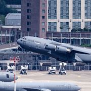 Ett transportflygplan lyfter från  den amerikanska flygbasen Ramstein i Tyskland.